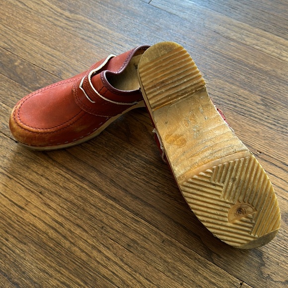 trolls clogs, w cute loafer detail. toe scuffs, nice in tact bottom tread. - Picture 3 of 3